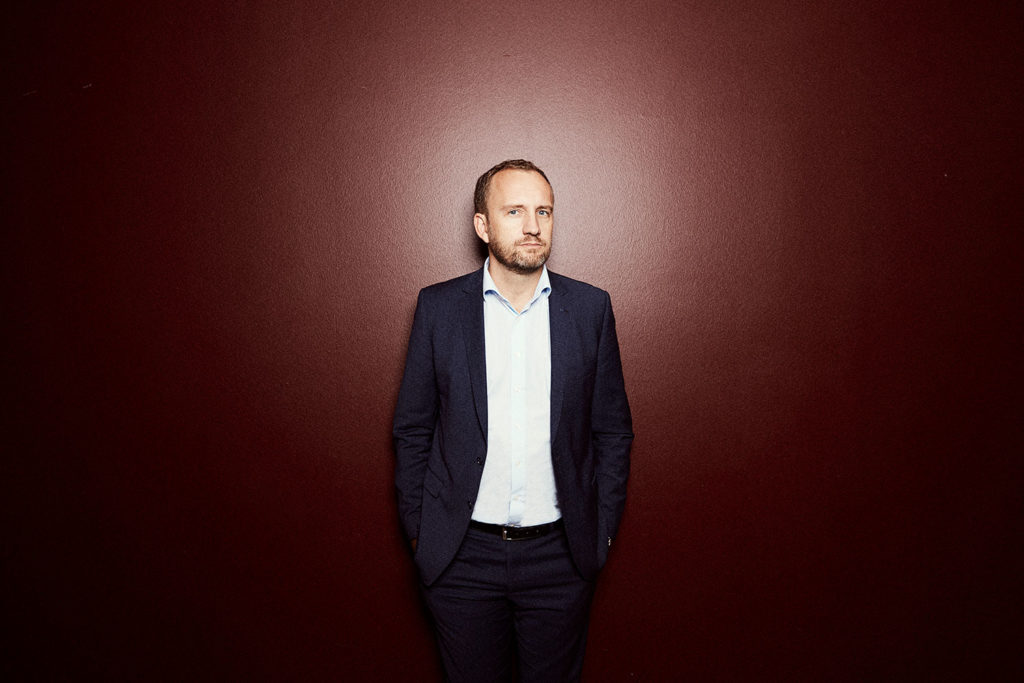 Den 45-årige cand.jur Christian Lützen kommer med bred erfaring fra Erhvervsministeriet, Integrationsministeriet og fra opbygningen af Ministeriet for By-, Bolig- og Landdistrikter.